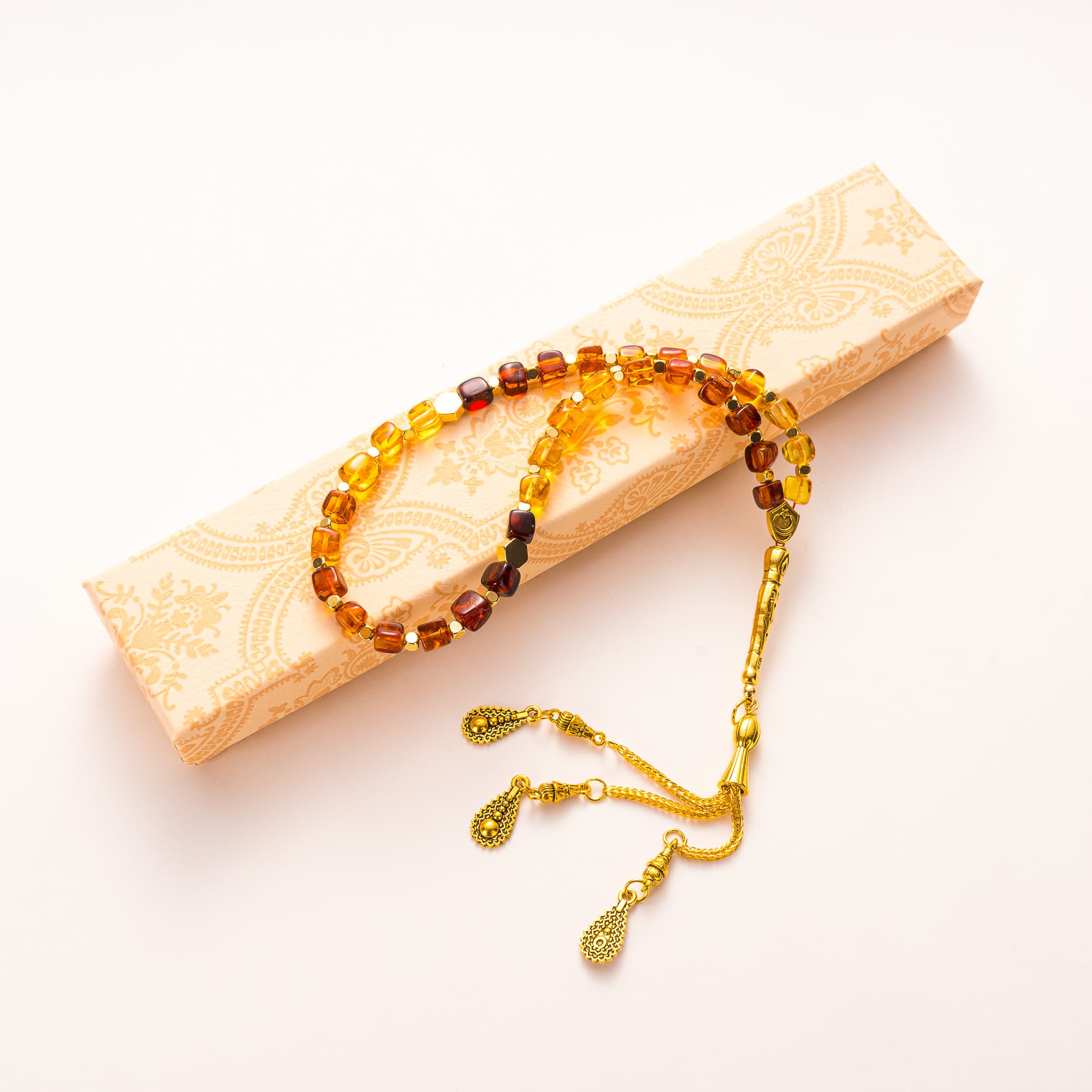 سبحة مكعب كهرماني 33 حبة تفصيل 1