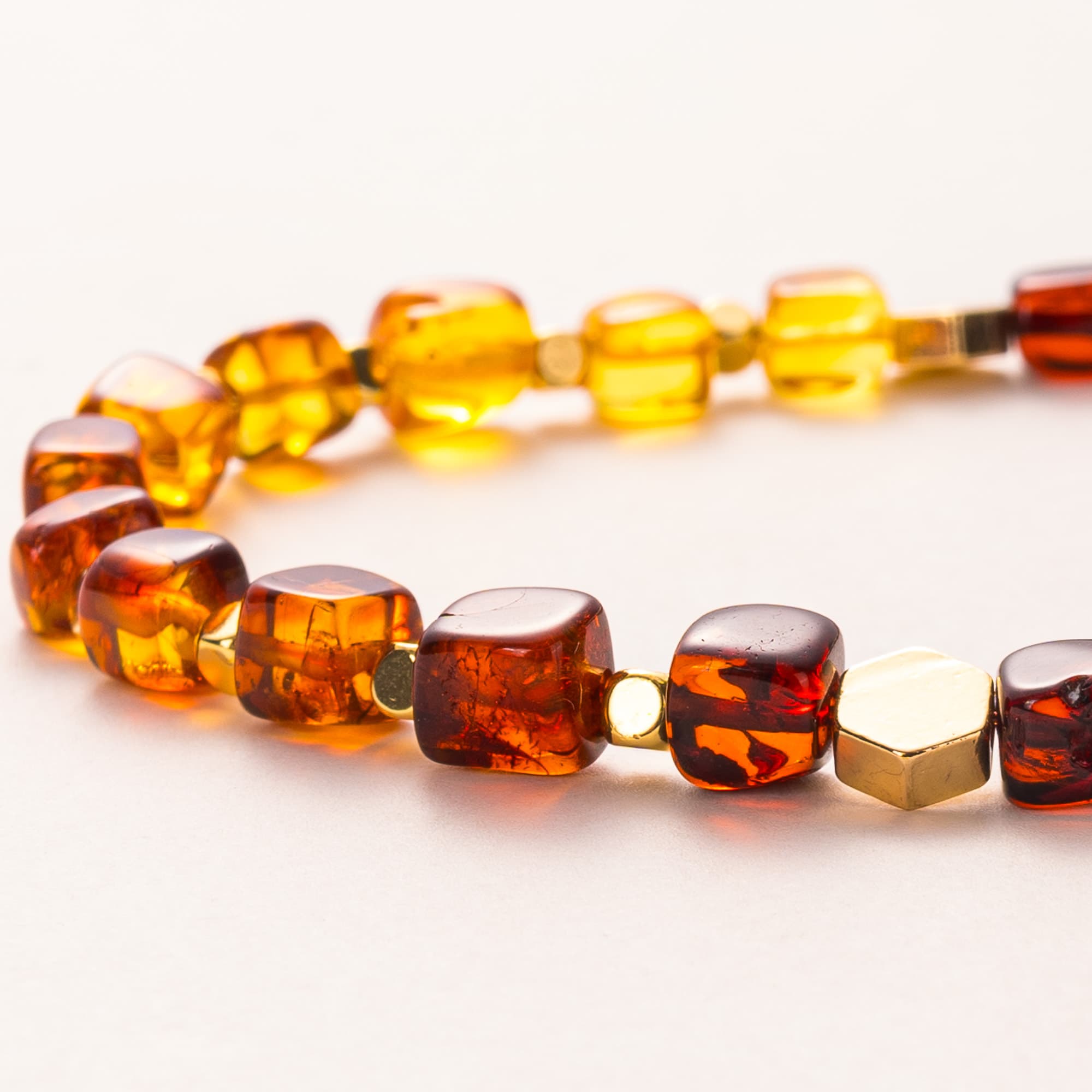 سبحة مكعب كهرماني 33 حبة تفصيل 3